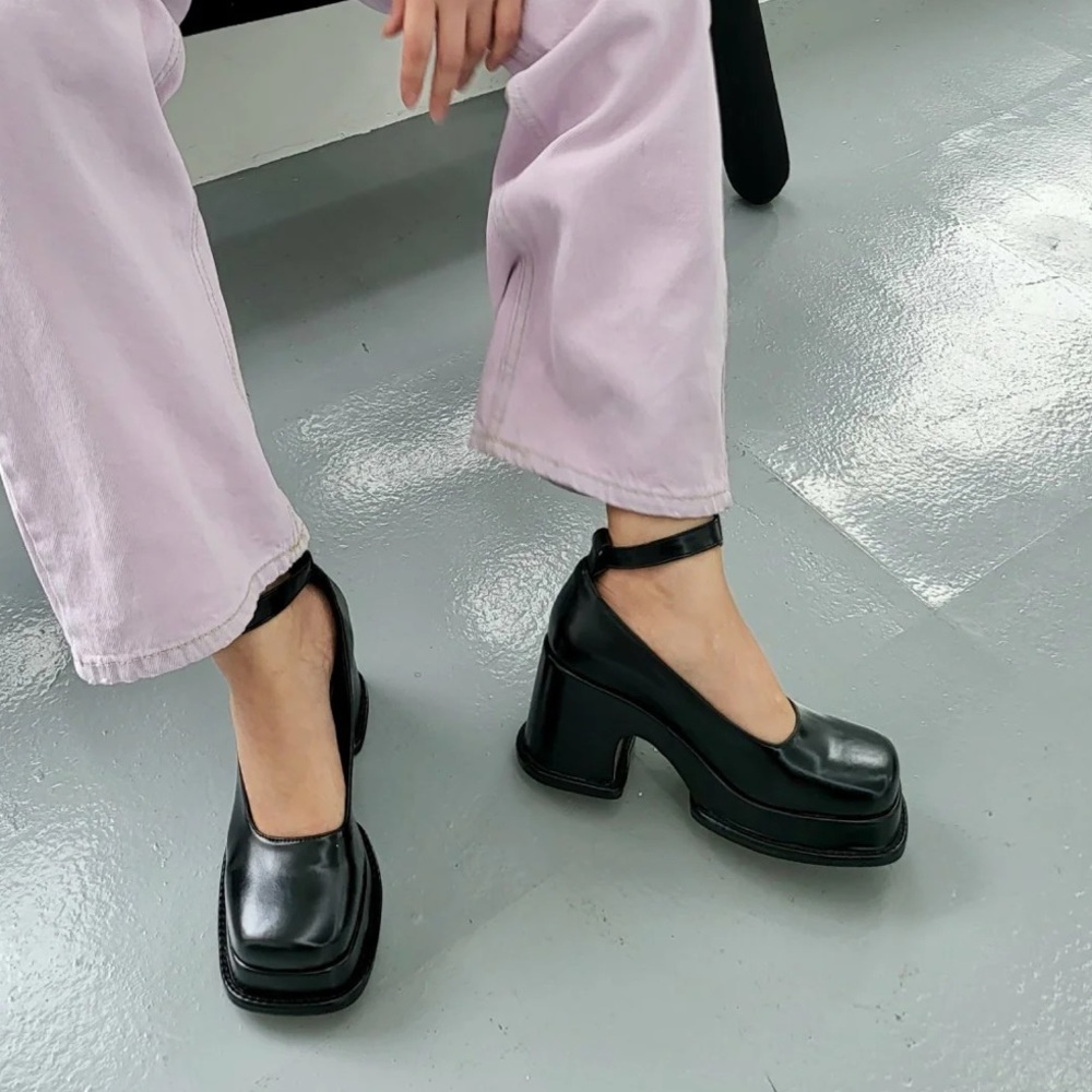 MARY JANE PUMPS